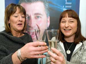 NZPA - Masterton sisters Siobhan (L) and Fiona win Lotto's record $36.1 million with a family syndicate